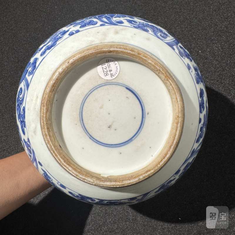清康熙 青花缠枝莲纹天球瓶 - 图8
